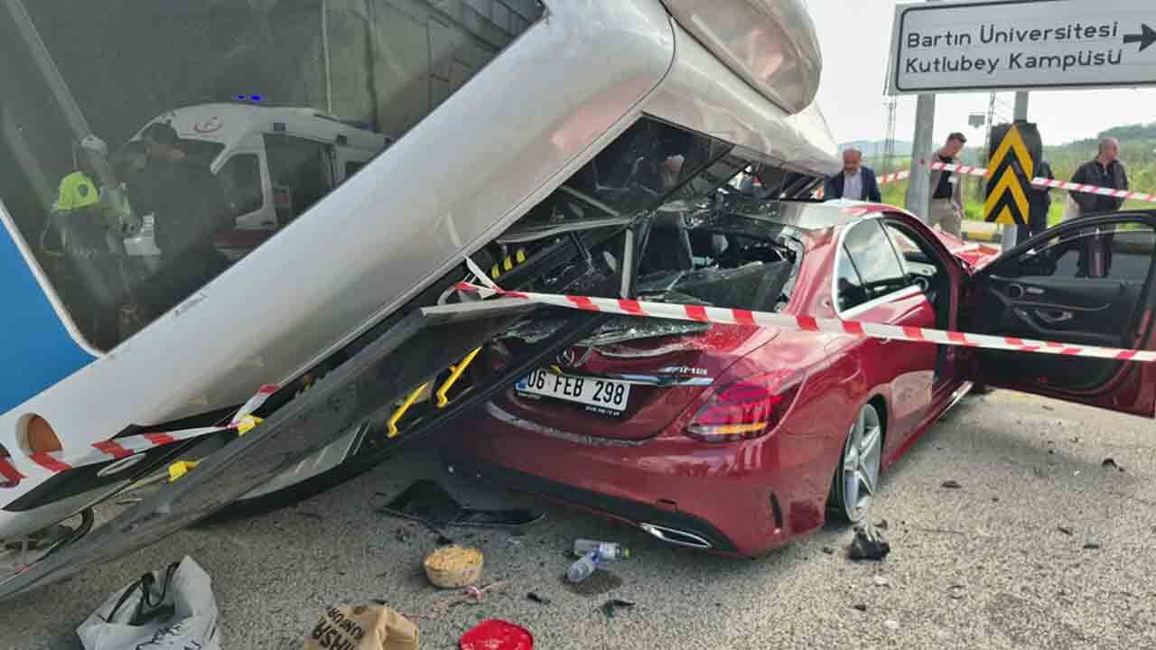 Bartin Halk Otobusu Kaza Yapti (4)