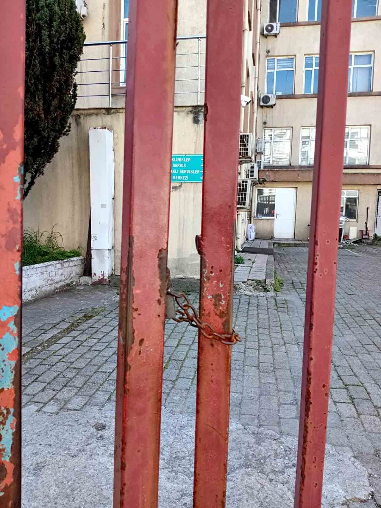 Hastanenin Kapisina Kilit Vuruldu (1)