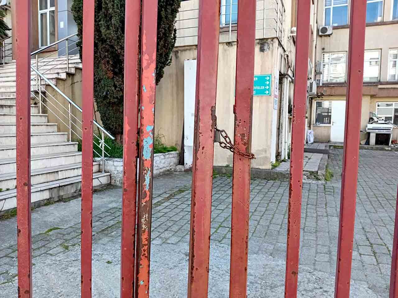 Hastanenin Kapisina Kilit Vuruldu (2)