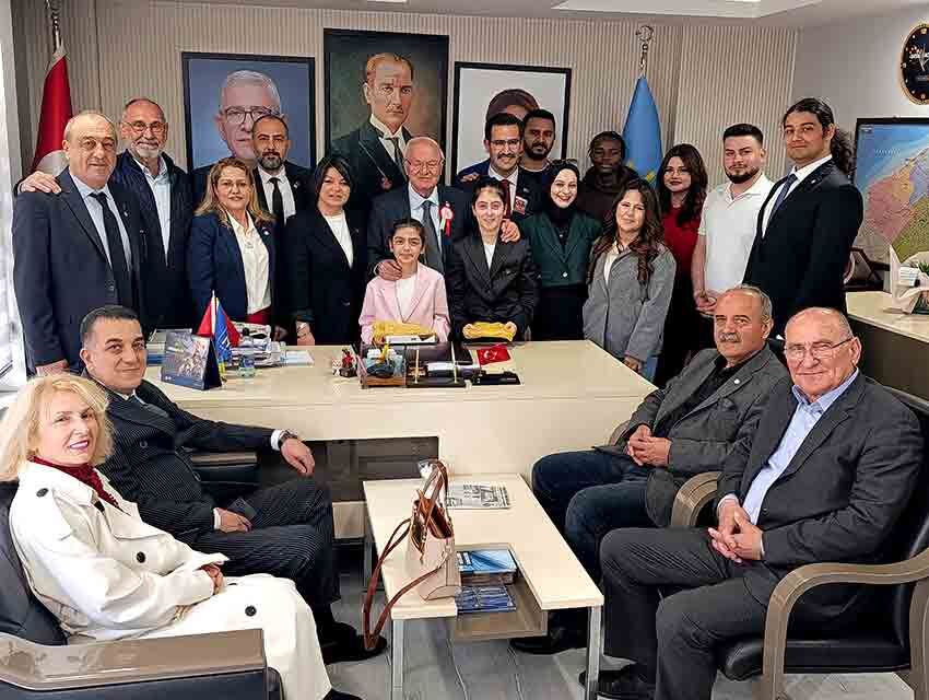 İ Y İ P A R T İ' D E Y E N İ B A Ş K A N D E R İ N İ D İ L Ö Z T Ü R K O L D U (1)