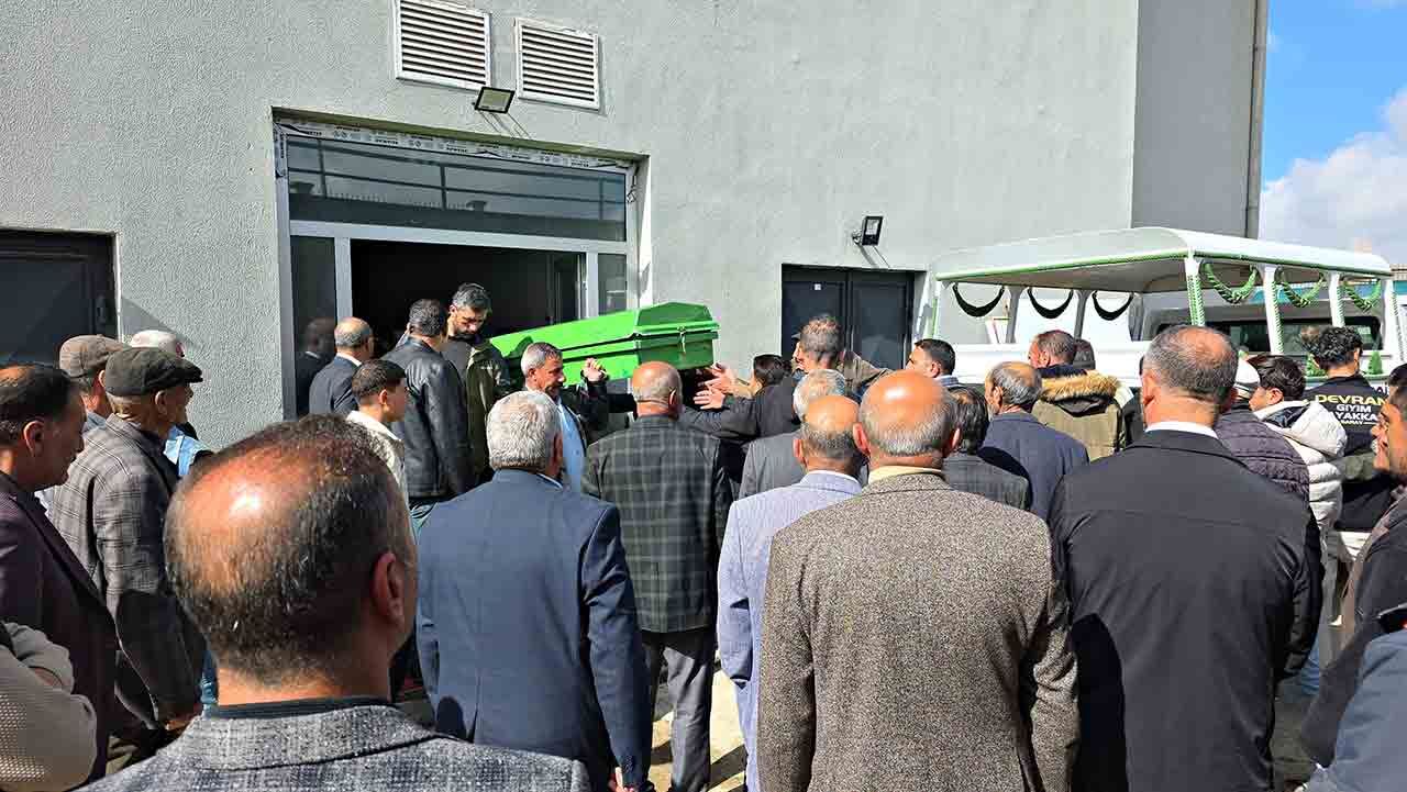 K Ö P E K L E R Ç O C U Ğ A S A L D I R D I 1 Ö L Ü (3)