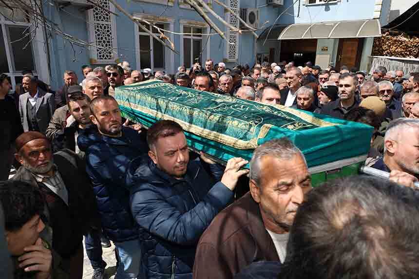 Kardeşinin Cenazesini Beklerken Hayatını Kaybetti (4)