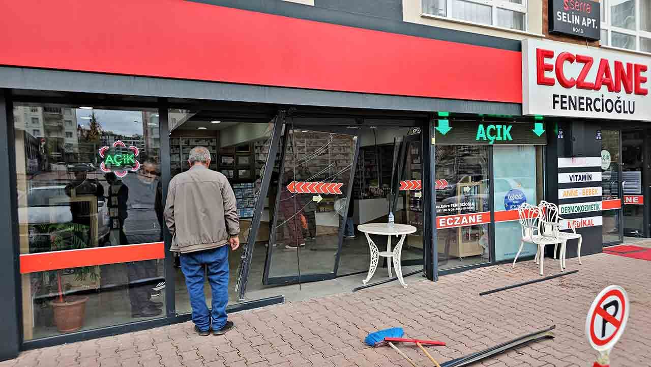 Kontrolden Çıkan Araç Eczaneye Daldı (1)