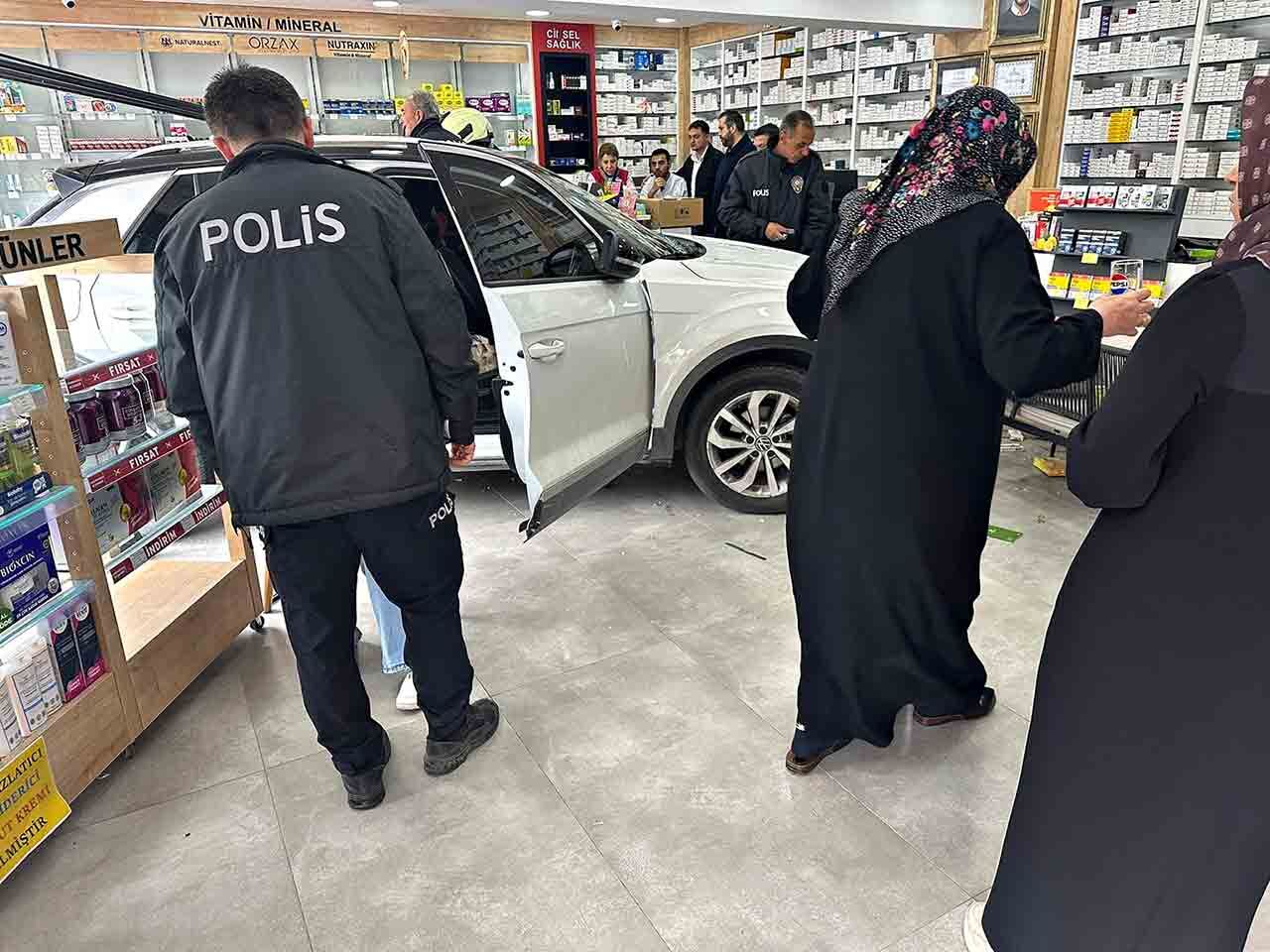 Kontrolden Çıkan Araç Eczaneye Daldı (2)