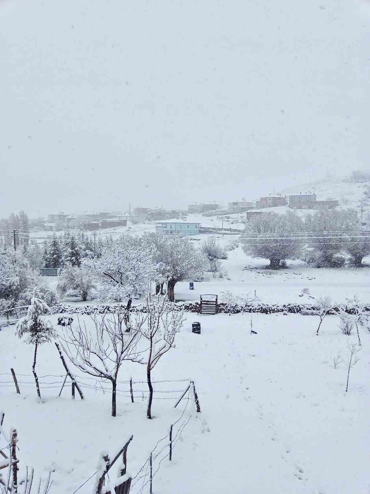 Nisan Karı Mahalleyi Beyaza Bürüdü (5)