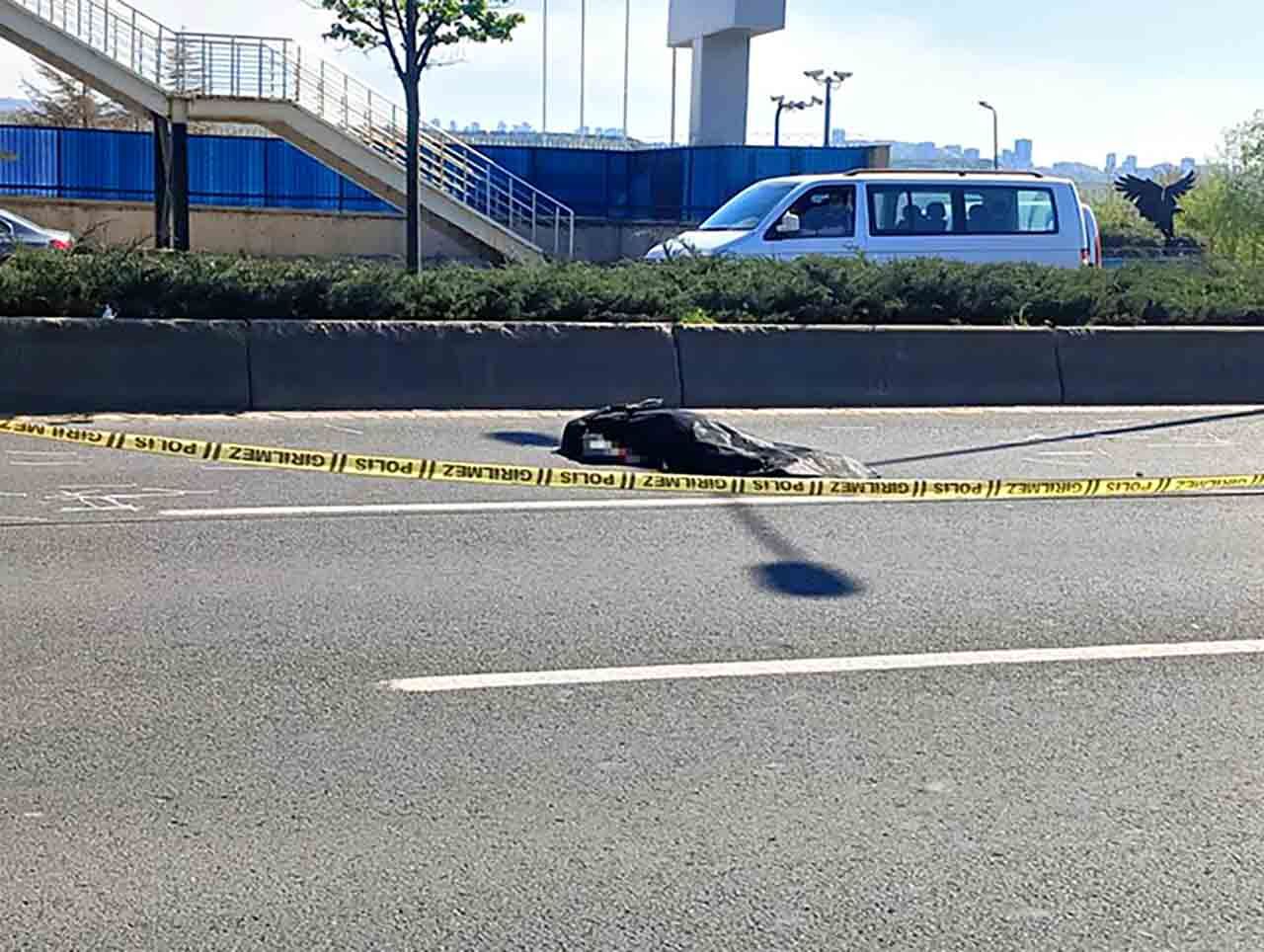 Üst Geçi̇tten Düşen İşçi̇yi̇ Otomobi̇l Ezdi̇ (1)