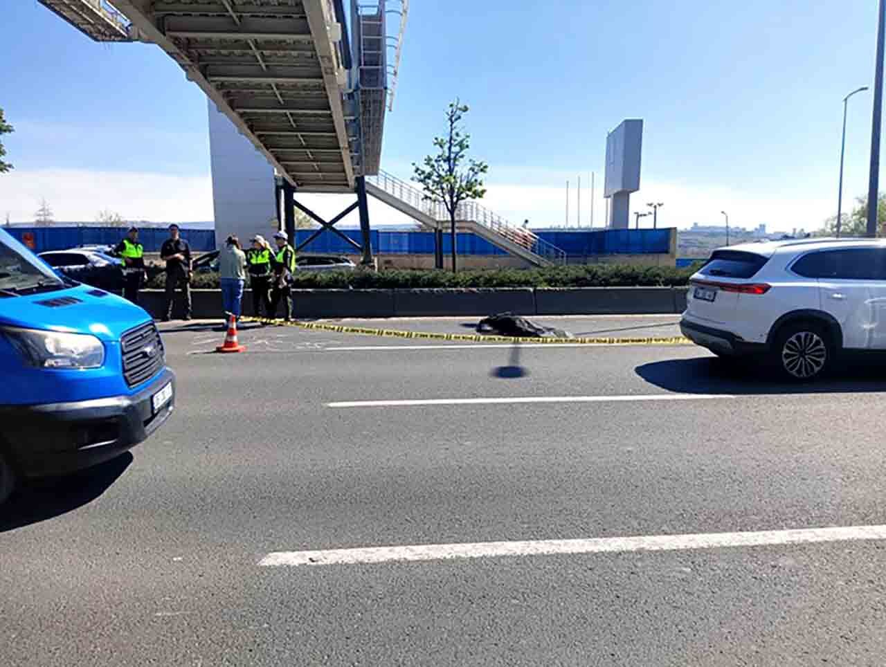 Üst Geçi̇tten Düşen İşçi̇yi̇ Otomobi̇l Ezdi̇ (2)