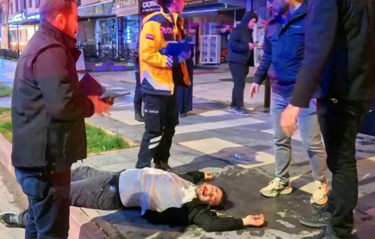 Yarali Oğlunun Başinda Bekledi̇ 2