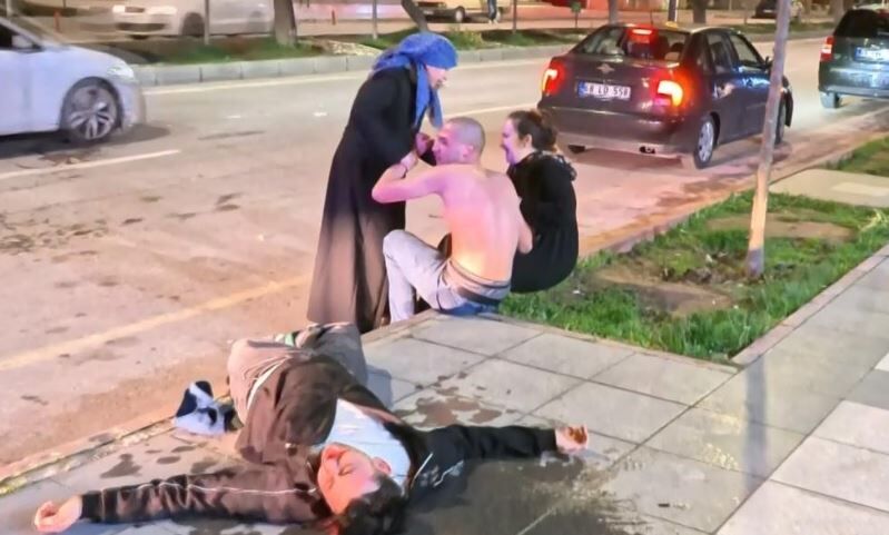 Yarali Oğlunun Başinda Bekledi̇ 3