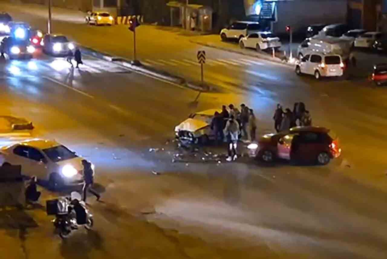 Z O N G U L D A K T A O T O M O B İ L L E R K A F A K A F A Y A Ç A R P I Ş T I (2)