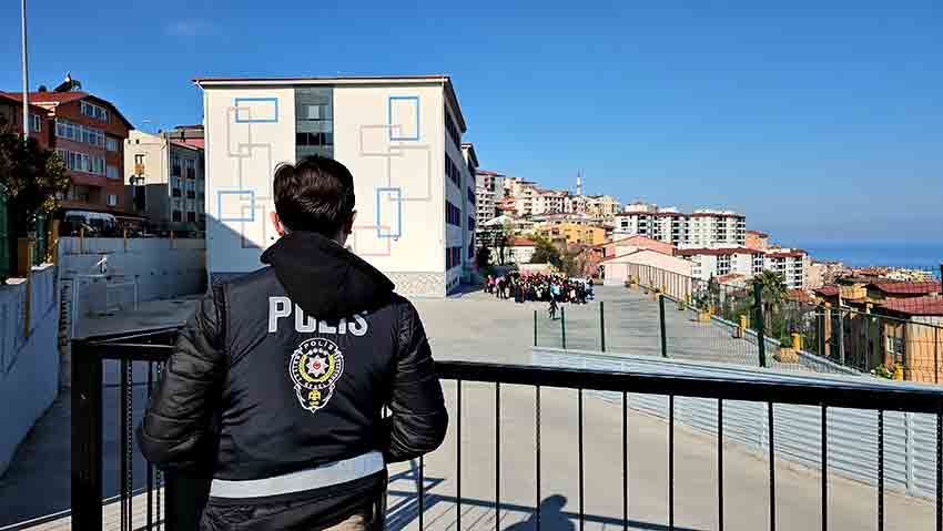 Zonguldak'taki Okullarda Polis Nöbeti Başladı (6)