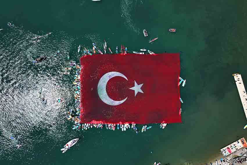 19 Mayıs’a Özel Anlamlı Gösteri Bin 923 Metrekarelik Dev Bayrak Açıldı (2)