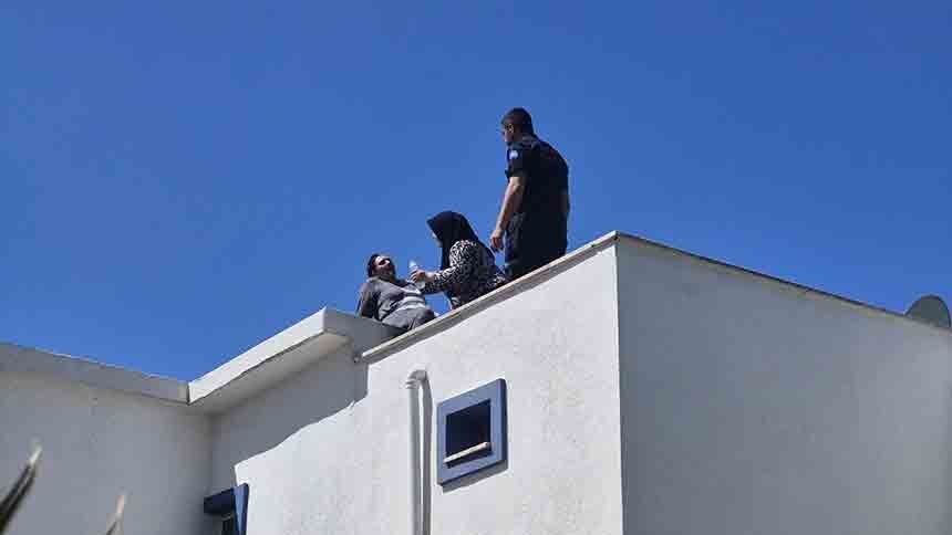 2 Kadin Bi̇nada Mahsur Kaldi (1)