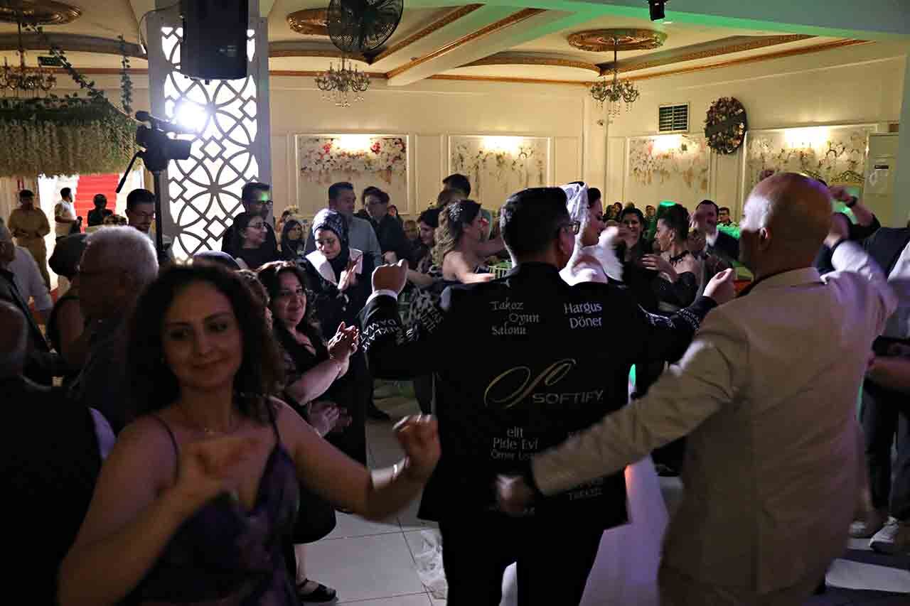 Sponsorlukla Evlenen Çi̇ft (1)