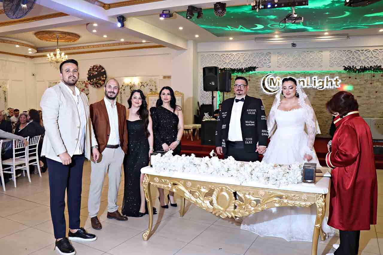 Sponsorlukla Evlenen Çi̇ft (6)