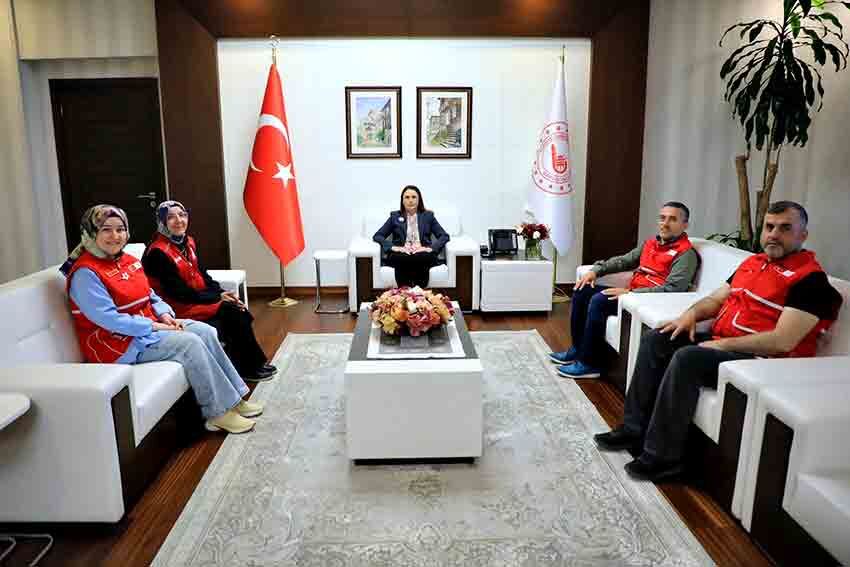 Vali Arslan, Kurban Bağışını Kızılay'a Yaptı (1)