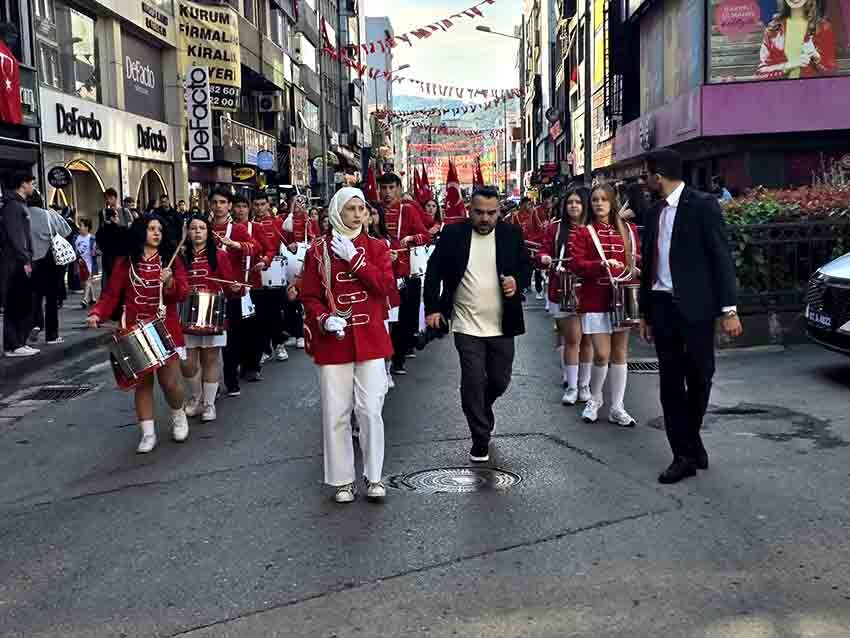 Z O N G U L D A K’ T A 19 M A Y I S C O Ş K U S U 107 M E T R E L İ K D E V B A Y R A K L A G E N Ç L İ K Y Ü R Ü Y Ü Ş Ü ! (4)