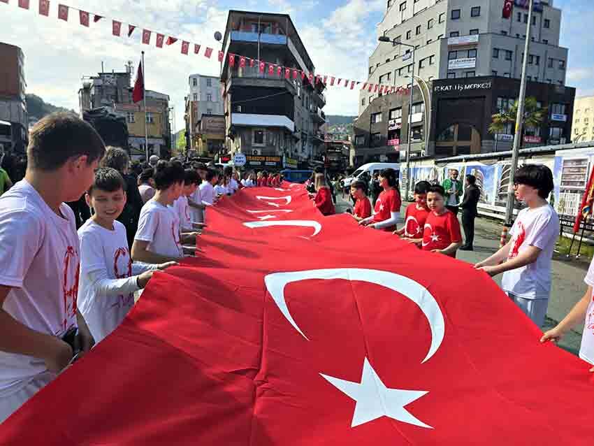 Z O N G U L D A K’ T A 19 M A Y I S C O Ş K U S U 107 M E T R E L İ K D E V B A Y R A K L A G E N Ç L İ K Y Ü R Ü Y Ü Ş Ü ! (6)