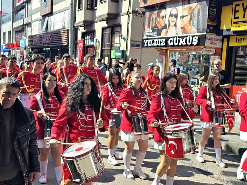 Z O N G U L D A K’ T A 19 M A Y I S C O Ş K U S U 107 M E T R E L İ K D E V B A Y R A K L A G E N Ç L İ K Y Ü R Ü Y Ü Ş Ü ! (7)