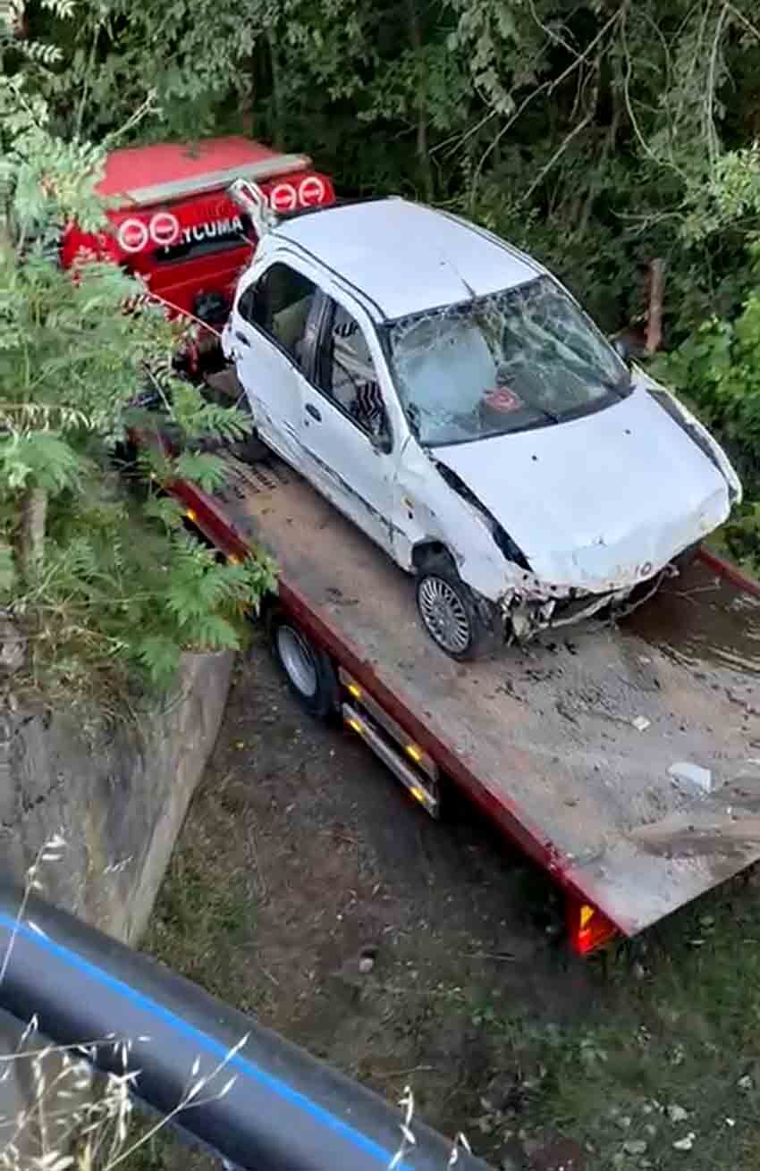 Çaycuma'da Otomobil Dereye Uçtu! 2 Kişi Yaralandı (2)