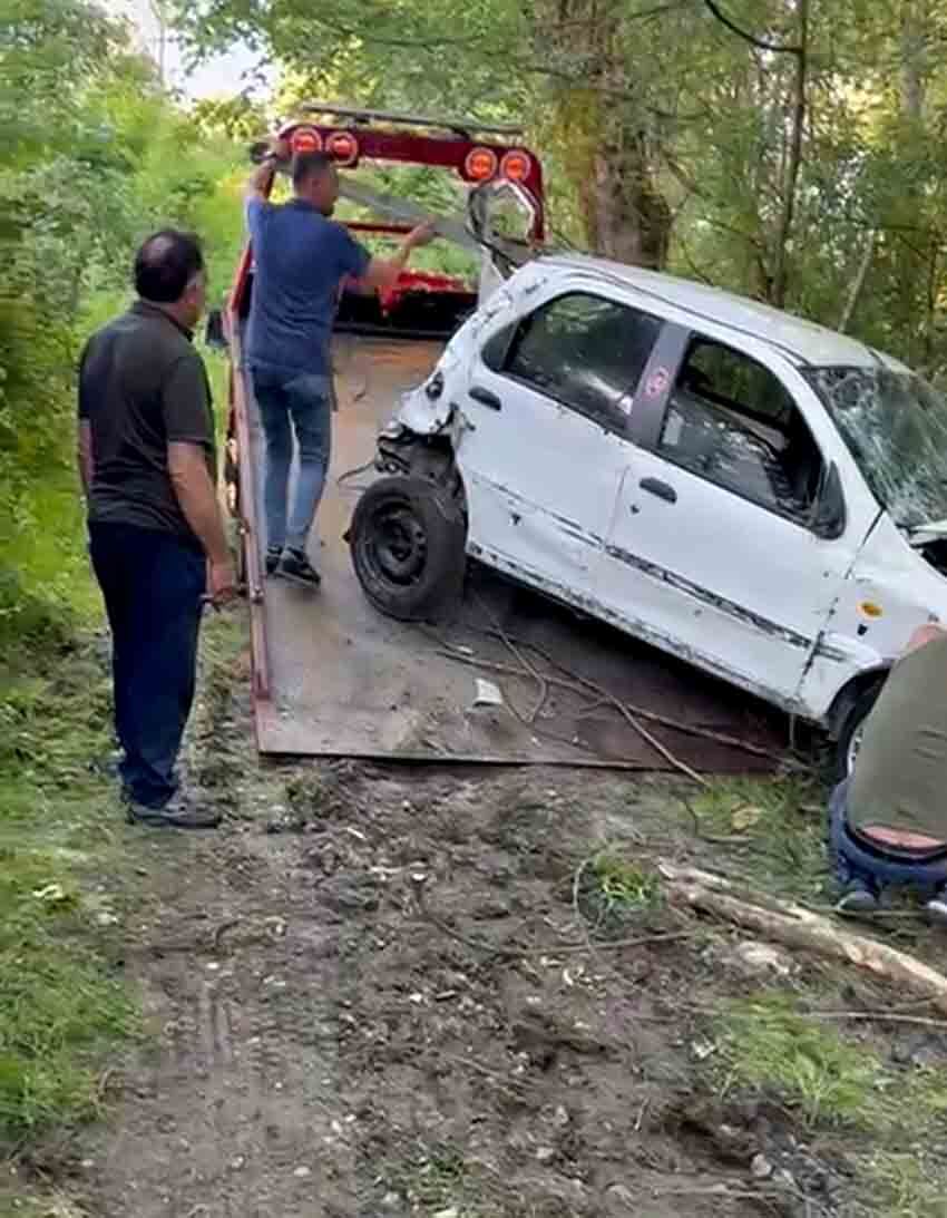 Çaycuma'da Otomobil Dereye Uçtu! 2 Kişi Yaralandı (3)
