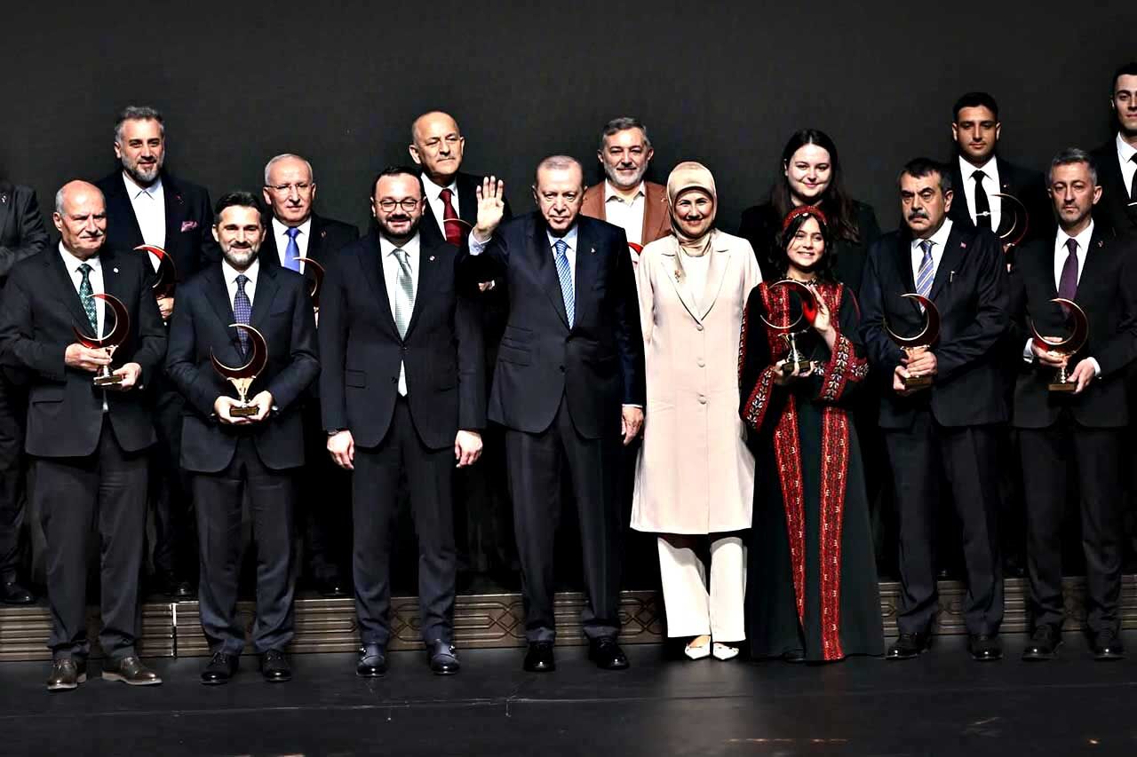 Cumhurbaşkanı Erdoğan'dan K A R D E M İ R'e Yılın Kurumsal Kan Bağışçısı Ödülünü (1)