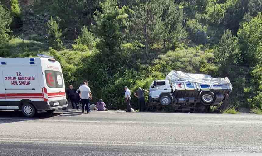 Kamyon Şarampole Devrildi Kastamonu (1)