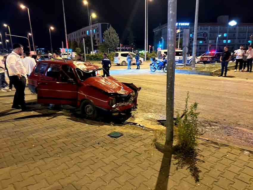 Karabük'te Kırmızı Işık Ihlali Yaptığı Öne Sürülen Otomobilin Çarptığı 19 Yaşındaki Motosiklet Sürücüsü Ağır Yaralandı. Kaza Anı Güvenlik Ve Kask Kameralarına Saniye Saniye Yansıdı. (2)