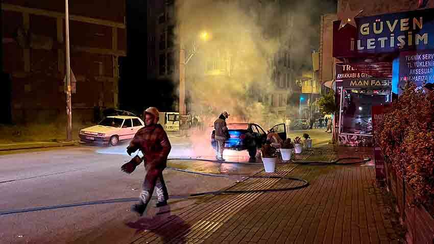 Seyir Halindeki Araç Alevlere Teslim Oldu, Sokak Aydınlandı1 (1)