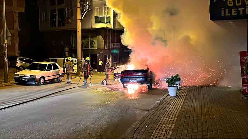 Seyir Halindeki Araç Alevlere Teslim Oldu, Sokak Aydınlandı1 (2)