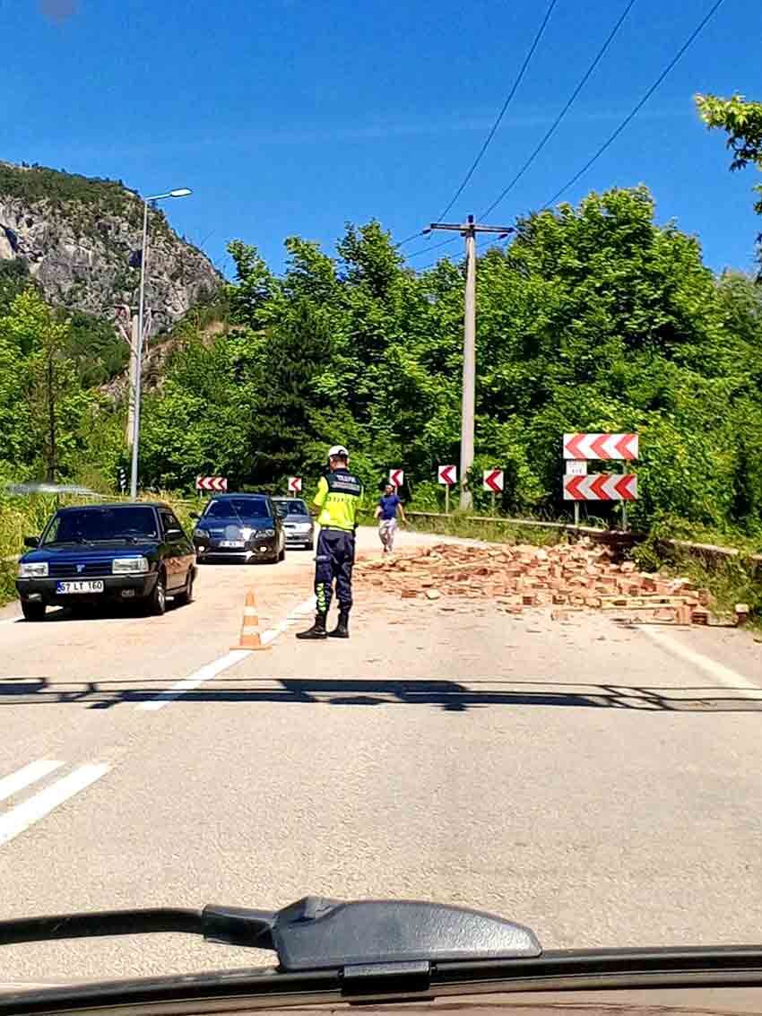 Tırdan Düşen Tuğlalar Yolu Kapattı2