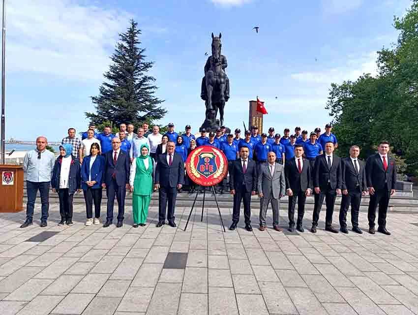 Zonguldak’ta Ceza İnfaz Personeli Atatürk Anıtı'na Çelenk Sundu2 (1)