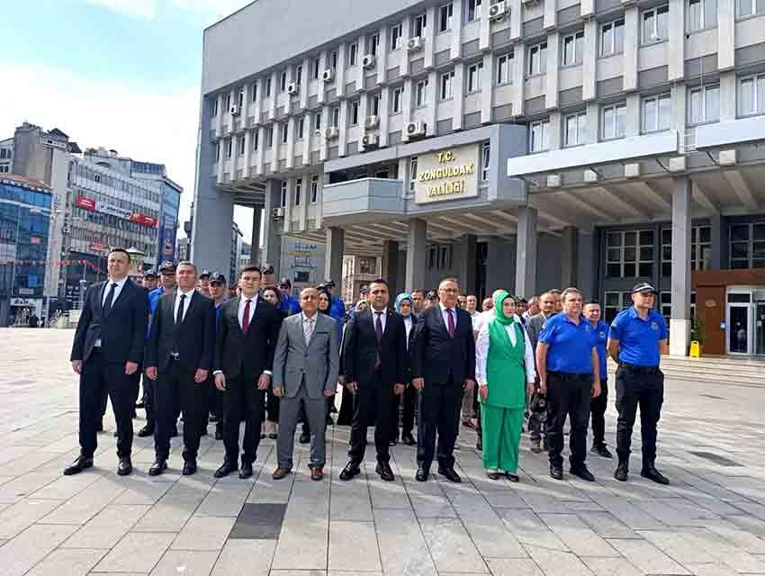 Zonguldak’ta Ceza İnfaz Personeli Atatürk Anıtı'na Çelenk Sundu2 (2)
