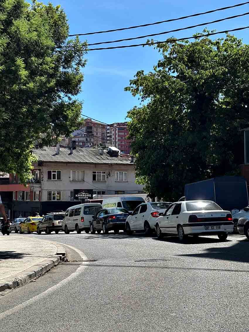 Zonguldak'ta Metrelerce Araç Kuyruğu Oluştu2 (1)