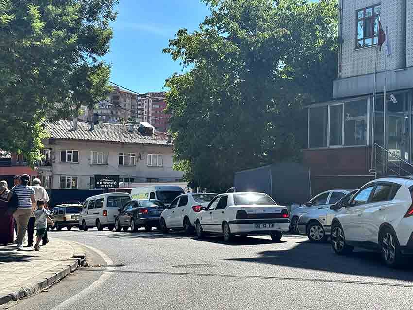 Zonguldak'ta Metrelerce Araç Kuyruğu Oluştu2 (2)