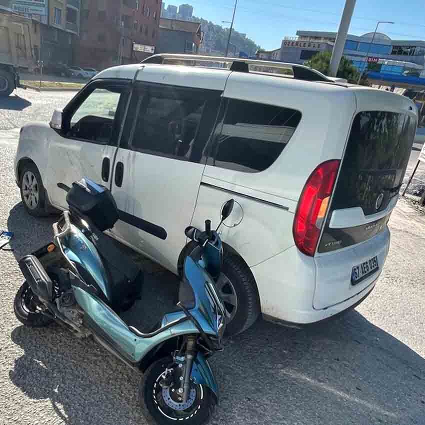 Zonguldak'ta Motosiklet Ile Otomobil Çarpıştı 2 Yaralı (1)