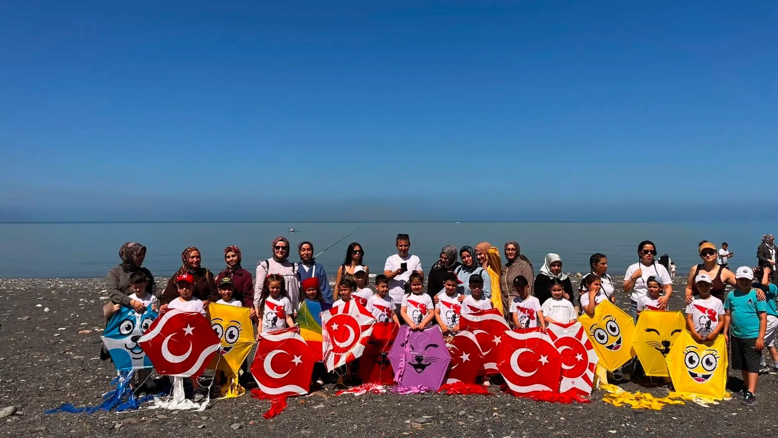 Zonguldak’ta Uçurtma Şenliğinde Hem Eğlendiler Hem Temizlediler (1)