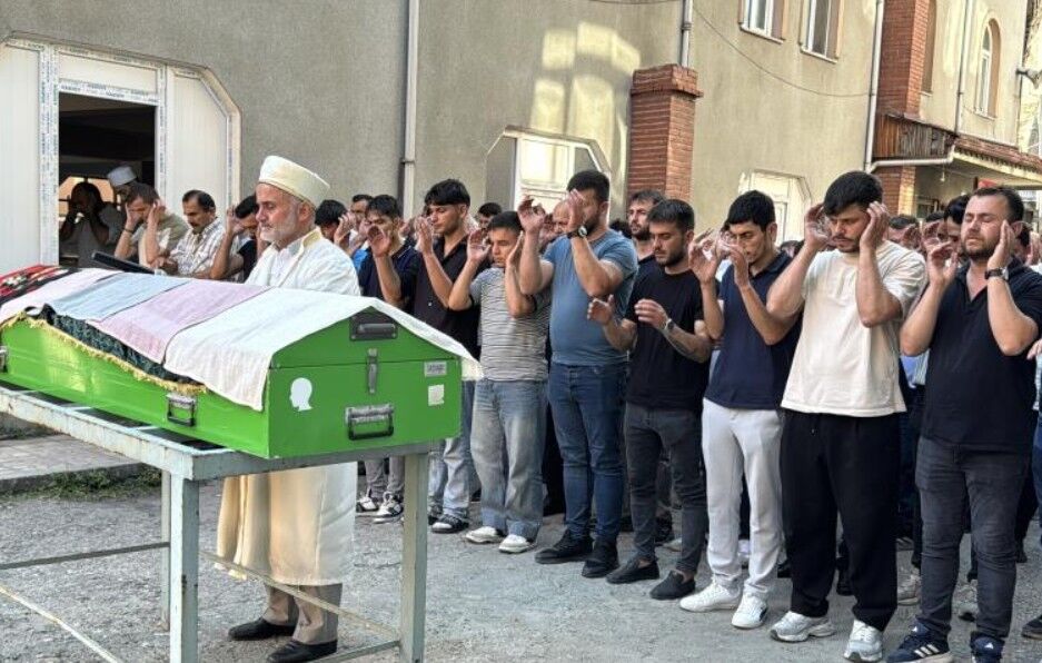 Eşi tarafından öldürülen 3 çocuk annesi kadın toprağa verildi