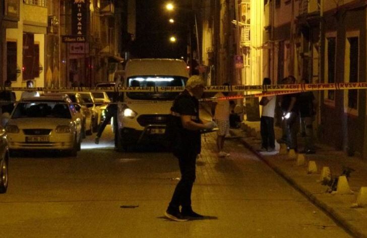 Ağır hasarlı binanın çatısından düşen kişi hayatını kaybetti