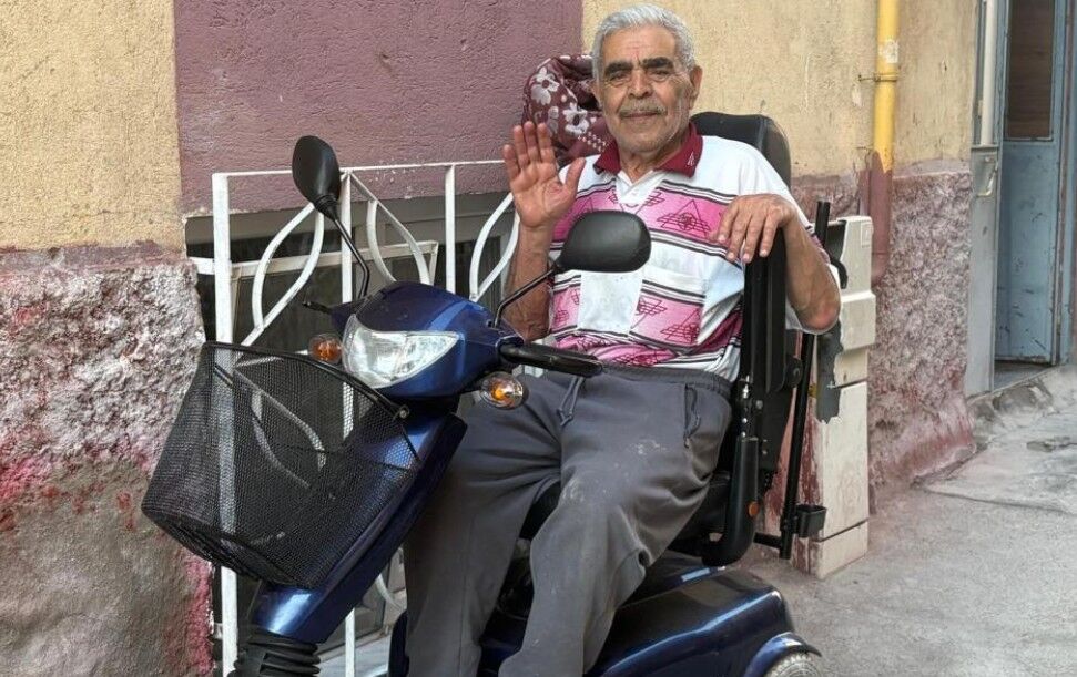 Oğlunun akülü tekerlekli sandalyesini yaktığı babaya akülü araç hediye edildi