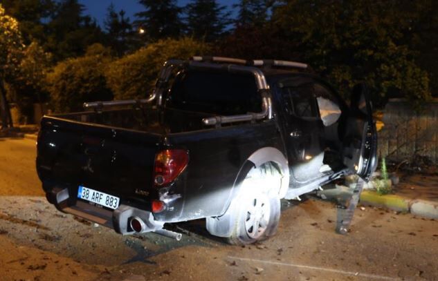Alkollü ve ehliyetsiz sürücü duvara çarparak durabildi: 1 yaralı