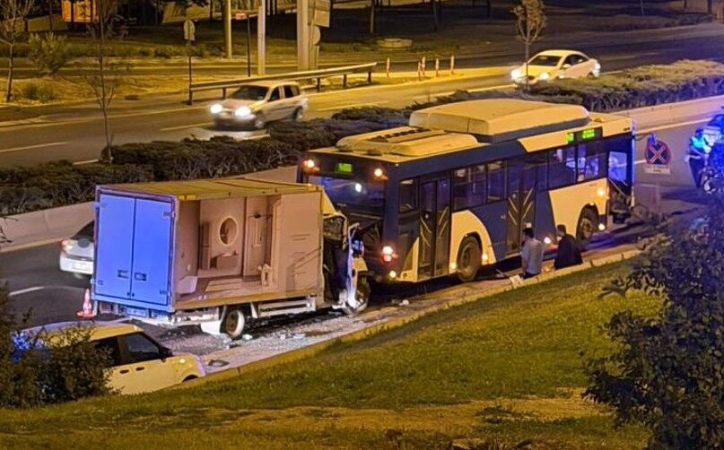 Ankara'da kamyonet EGO otobüsüne çarptı