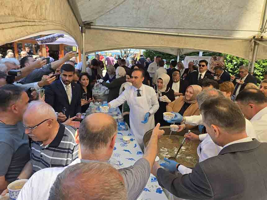 Bakan Kıcır Aşure Dağıttı (2)