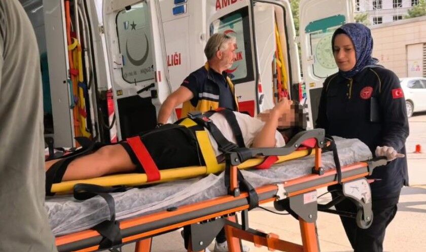 Otomobil bariyerlere çarptı: 5 yaralı