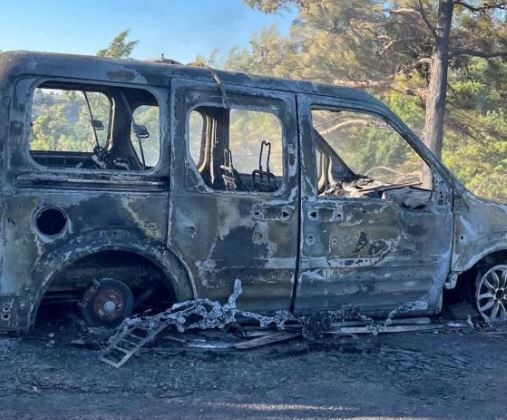 Çalılık alanda çıkan yangında bir araç ve ev hasar gördü