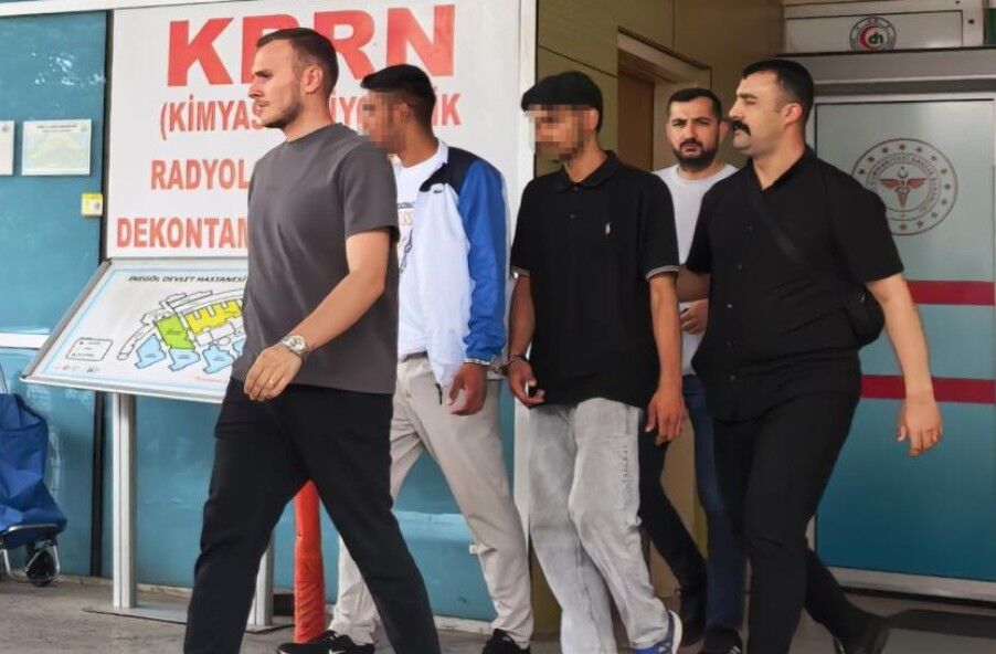 Tekme tokat dövdükleri gencin kolyesini çalıp kaçtılar