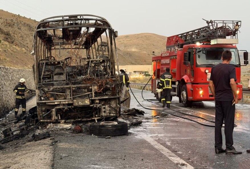Erzincan-Sivas yolunda yolcu otobüsü alevlere teslim oldu