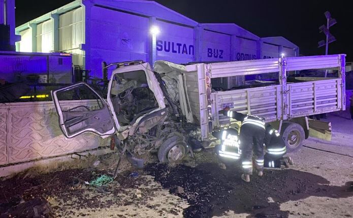Kamyon önce traktöre sonra duvara çarptı: 1 ölü, 3 yaralı