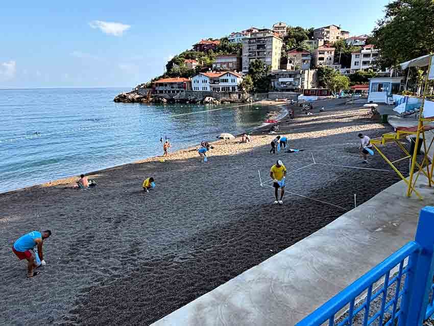Kapuz Plajı'nda Temizlik Mesaisi Ekipler Kumsalı Gece Gündüz Temizliyor (6)