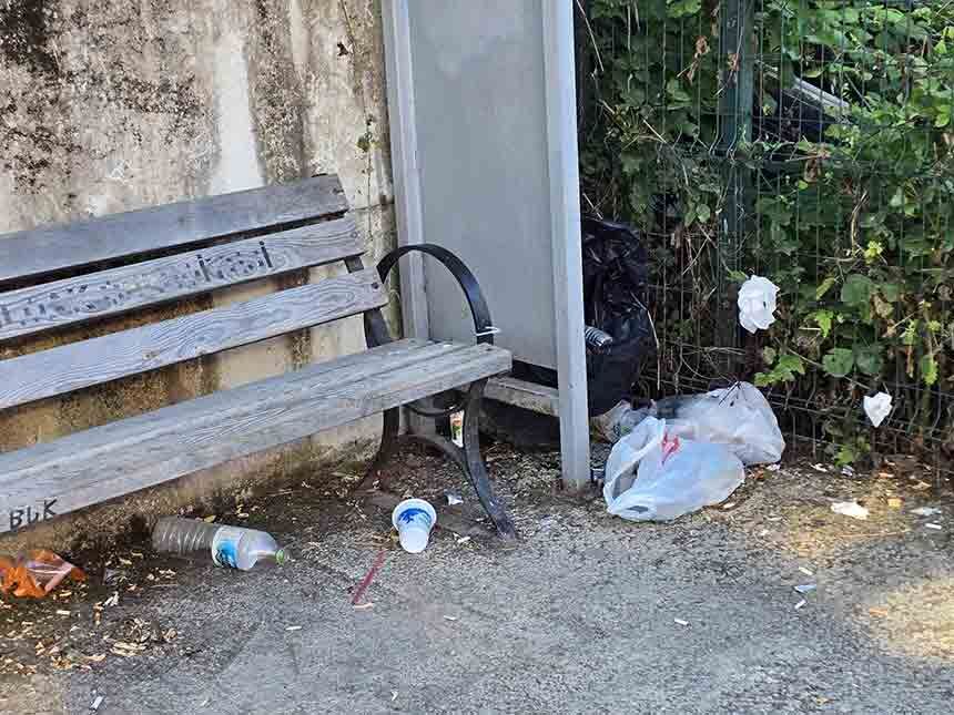 Kapuzda Durak Çöplüğe Döndü (1)